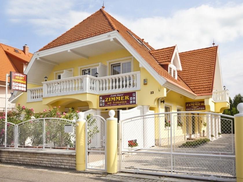 Gold House Pension Balatonfured Exterior photo